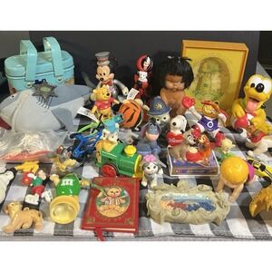 VTG TOY LOT MIXED..DISNEY,M&M, ETC... LOTS OF COLLECTIBLE GOODIES (2131)